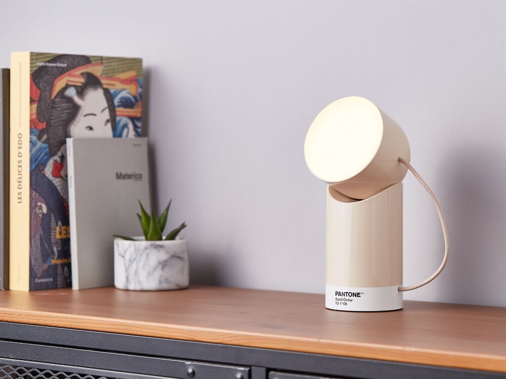 Lampka nocna LEXON Orbe X Pantone
            lampka ustawiona na biurku tryby kolorystyczne regulacja jasności moc lumeny czytanie praca