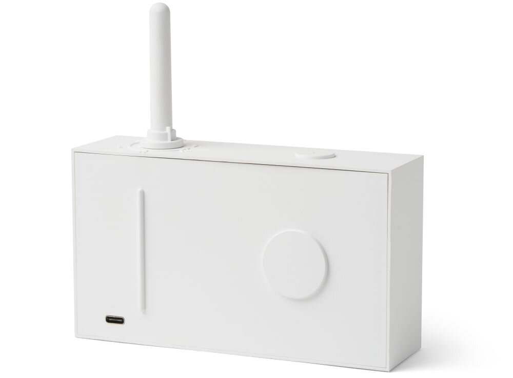 Radioodtwarzacz LEXON Tykho 3 biały, akumulator, USB-C, 20 godzin, słuchanie, Tył radia Lexon Tykho 3, widoczny port ładowania USB-C i wypukły okrągły detal.