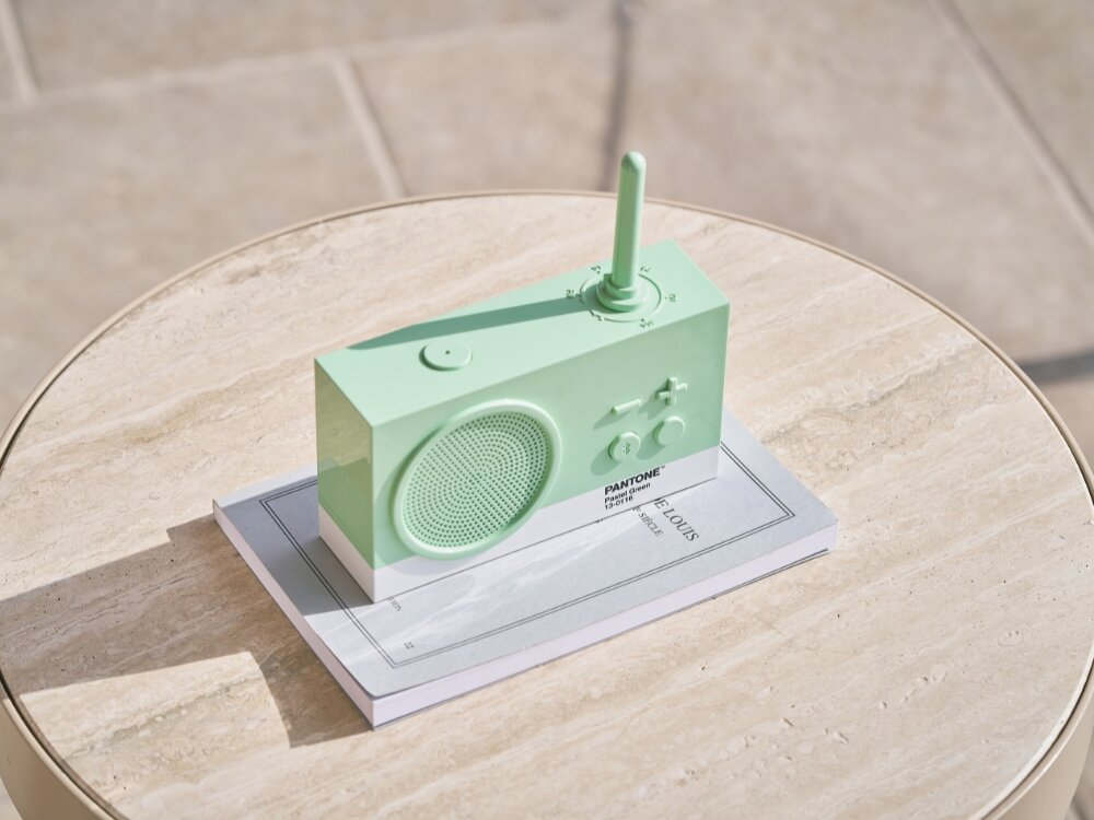 Radioodtwarzacz LEXON Tykho 3 X Pantone
            radio na stoliku radio fm zakres technologia bluetooth telefon laptop zasięg dom taras podróż