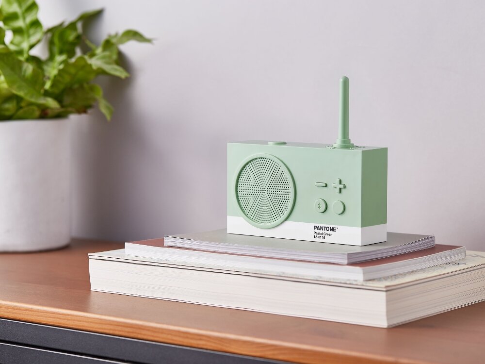 Radioodtwarzacz LEXON Tykho 3 X Pantone
            radio na szafce wbudowany głośnik czysty dźwięk muzyka obsługa panel sterowania