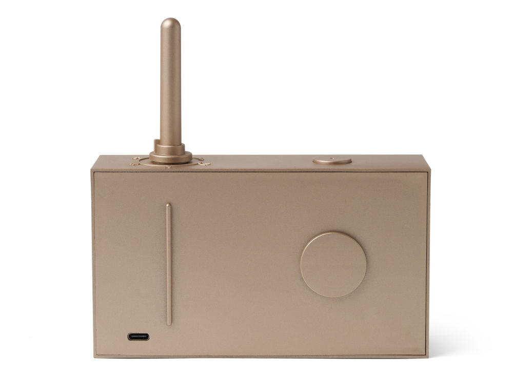 Radioodtwarzacz LEXON Tykho 3 złoty, akumulator, USB-C, 20 godzin, słuchanie, Tył radia Lexon Tykho 3, widoczny port ładowania USB-C i wypukły okrągły detal.