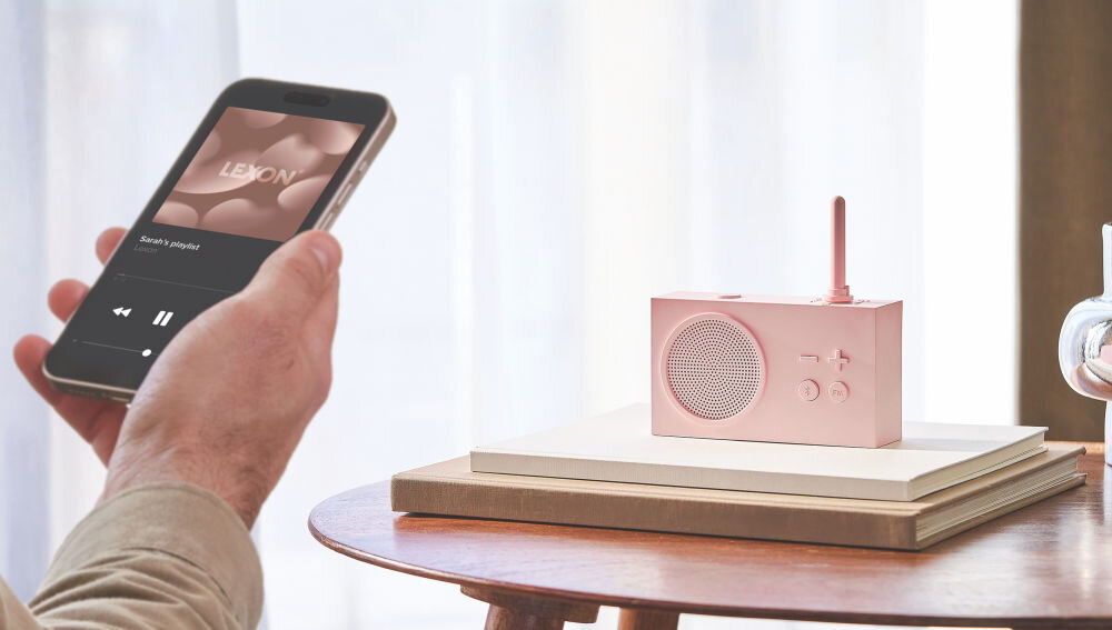 Radioodtwarzacz LEXON Tykho 3 różowy, mobilność, ABS, panel, sterowanie, Smartfon z aplikacją muzyczną, radio Lexon Tykho 3 łączy się przez Bluetooth na tle jasnego okna.