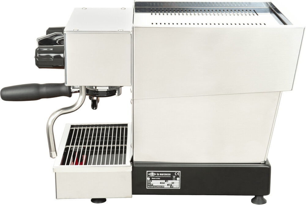 Ekspres do kawy wykonany ze stali nierdzewnej z widocznym logo \'la marzocco\' na czarnej podstawie. Posiada uchwyt na portafilter oraz kratkę ociekową.