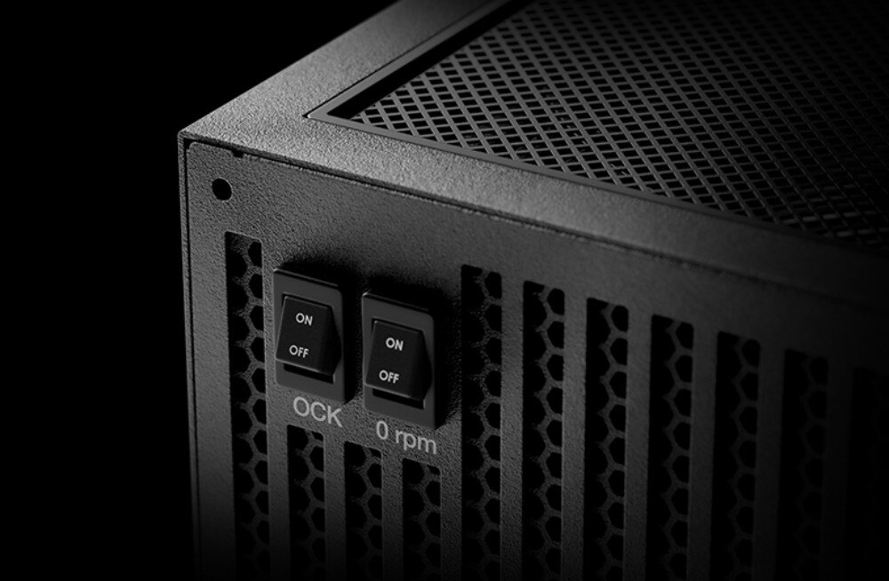 Zasilacz BE QUIET Dark Power 14 Fragment obudowy zasilacza z dwoma przełącznikami oznaczonymi jako 'OCK' i '0 rpm' umieszczonymi obok otworów wentylacyjnych, tryby działania
