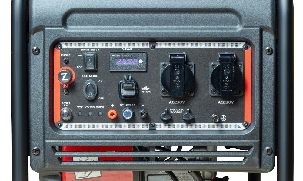 Panel sterowania agregatu prądotwórczego z widocznymi przyciskami, gniazdami AC230V oraz wyświetlaczem cyfrowym. Na panelu znajdują się napisy: \'CHOKE\', \'ENGINE SWITCH\', \'ECO MODE\', \'RESET SW\', \'DC 12V/8.3A\', \'AC230V\', \'PARALLEL SOCKET\'.