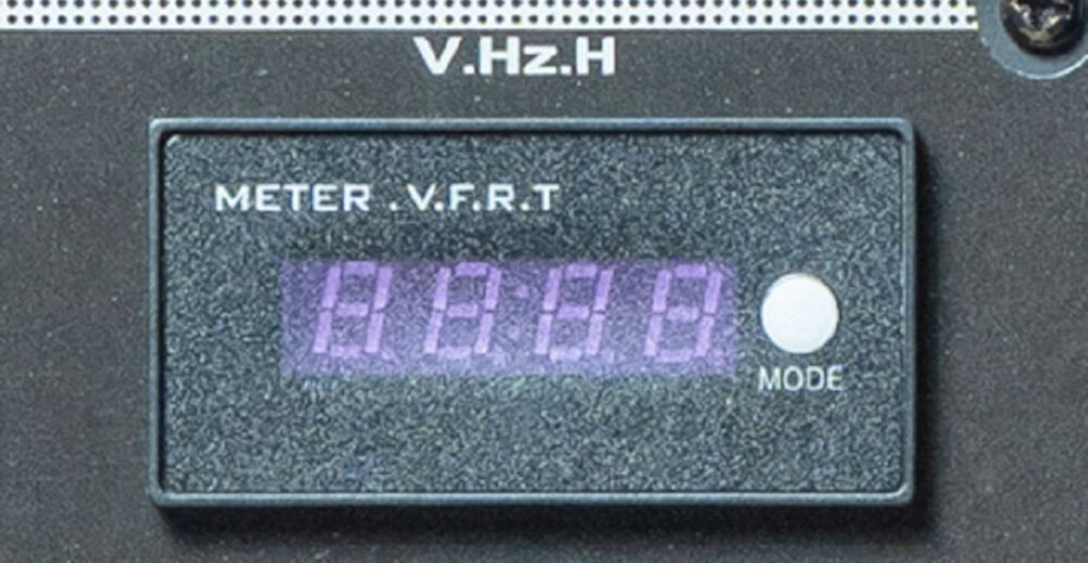 Na obrazie widoczny jest wyświetlacz z napisem \'METER V.F.R.T\' oraz cyfry \'8888\' i przycisk oznaczony jako \'MODE\'.