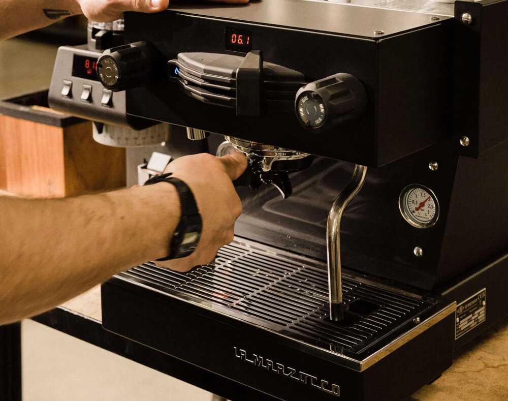 Ekspres LA MARZOCCO Linea Mini R Czarny Pro zdjęcie lifestyle Stabilna temperatura parzenia Technologia podwójnych bojlerów zintegrowana grupa zaparzająca  Ciśnienie 9 bar