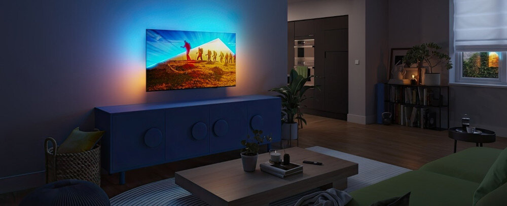 Telewizor PHILIPS 55PUS8009 - Kinowe wrażenia w Twoim domu, telewizor powieszony na ścianie w salonie
