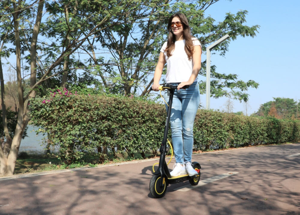 Hulajnoga elektryczna XRIDER M10 LIGHT+ Czarny duze pompowane opony srednica 10 cali