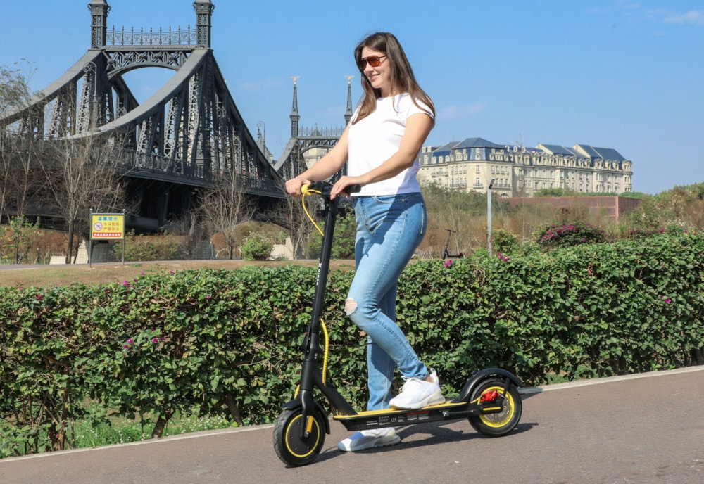 Hulajnoga elektryczna XRIDER M10 LIGHT+ Czarny bateria EVE 10 Ah/36 V zasieg do 40 km bateria litowo-jonowa czas ladowania okolo 5-6 godzin predkosc do 20-30 km/h