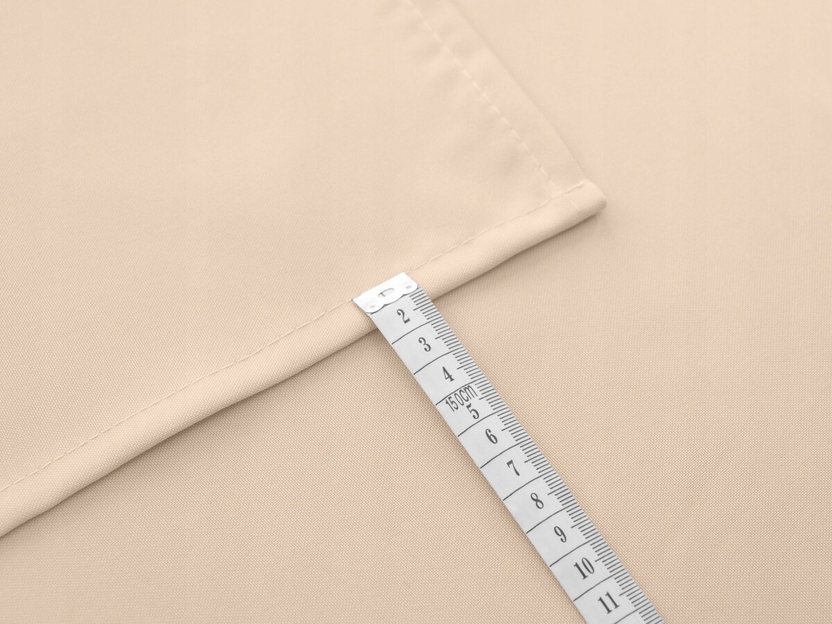 Obraz przedstawia fragment jasnego materiału z widocznym szwem oraz miarkę krawiecką wskazującą długość 150 cm.