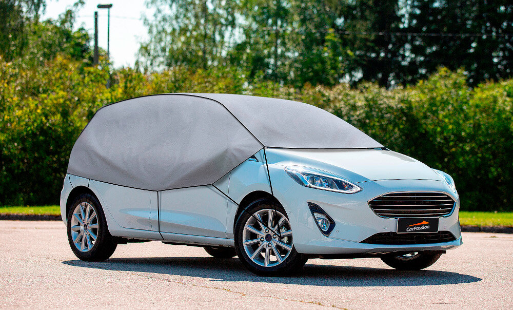 Pokrowiec na samochód CARPASSION Half 10017 (rozmiar S-M) droga samochód na drodze na samochodzie założony pokrowiec w tle drzewa niebo ochrona samochodu całoroczna ochrona