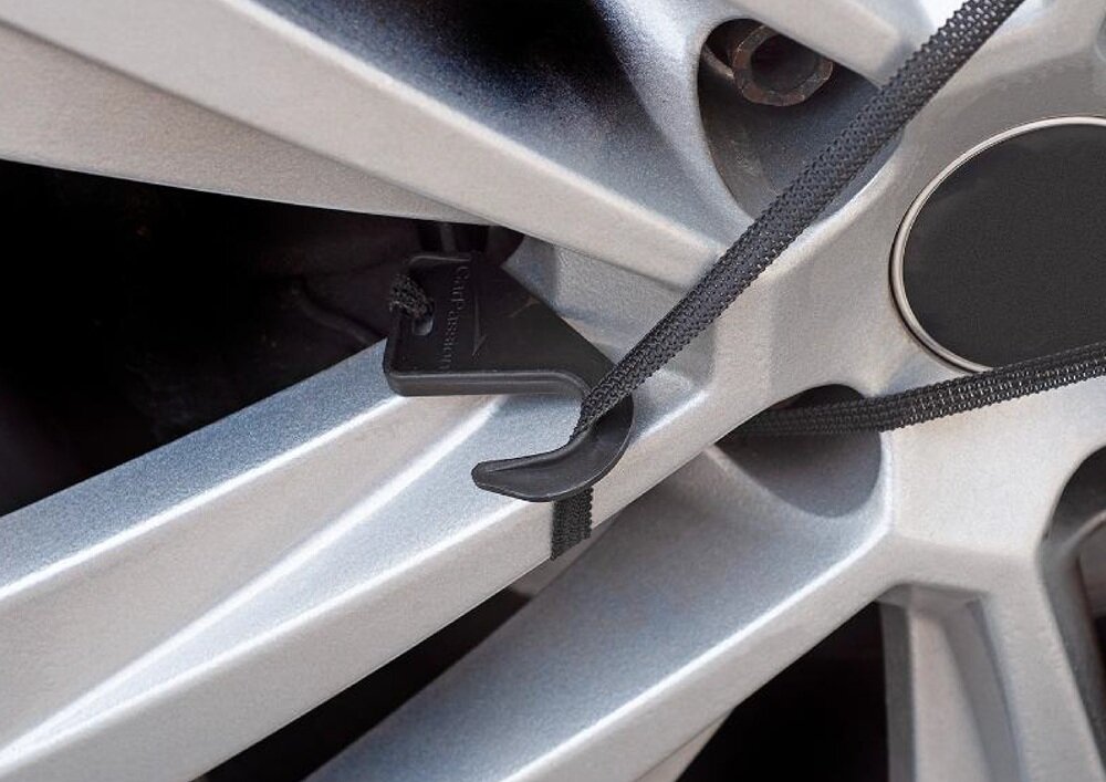 Pokrowiec na samochód CARPASSION Half 10017 (rozmiar S-M) zbliżenie na haczyki haczyk zaczepiony o koło samochodowe szybki i intuicyjny montaż nałożyć go na samochód siedem solidnych haczyków nie zsuwa się odporny na podmuchy wiatru