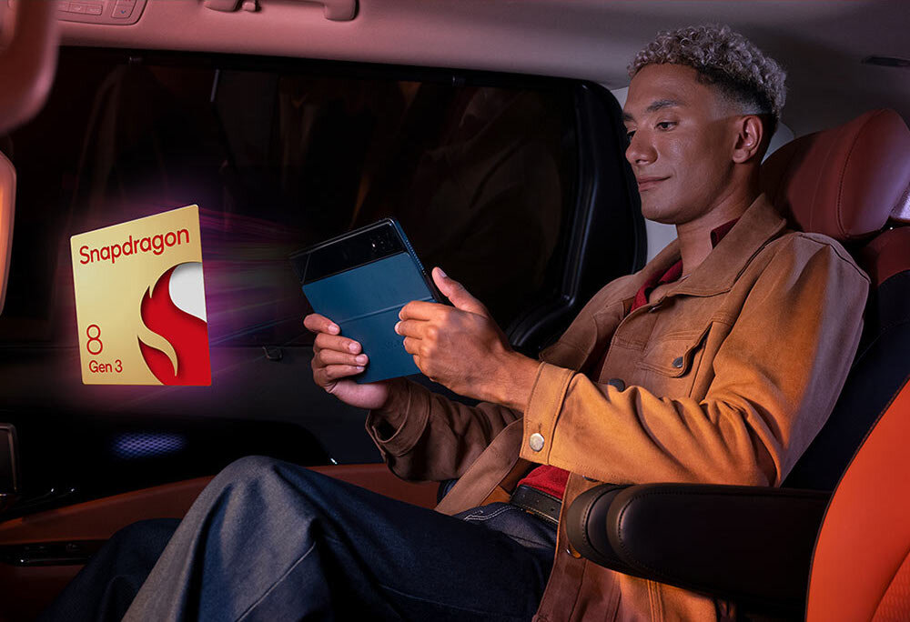 Tablet LENOVO Yoga Tab Plus TB520FU 12.7 16/512 GB Wi-Fi Niebieski + Rysik + Klawiatura procesor snapdragon osoba w podrózy trzymająca tablet w ręce