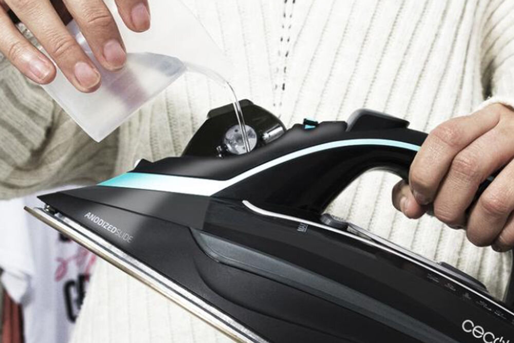 Żelazko CECOTEC 3D ForceAnodized 750 Smart zbiornik na wodę pojemność 400 ml prasowanie przez dłuzszy czas przezroczyste okienko kontrolowanie poziomu wody specjalnie zaprojektowany dozownik bardziej komfortowe mniej przerywane prasowanie duży zbiornik większe ilości prania