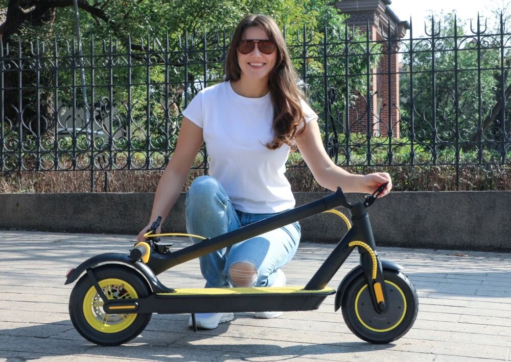 Hulajnoga elektryczna XRIDER M10 LIGHT+ Czarny innowacyjna technologia stylowy design do dynamicznego i ekscytujacego podrozowania silny cichy silnik elektryczny plynne przyspieszenie stabilna jazda stopien ochrony IPX4