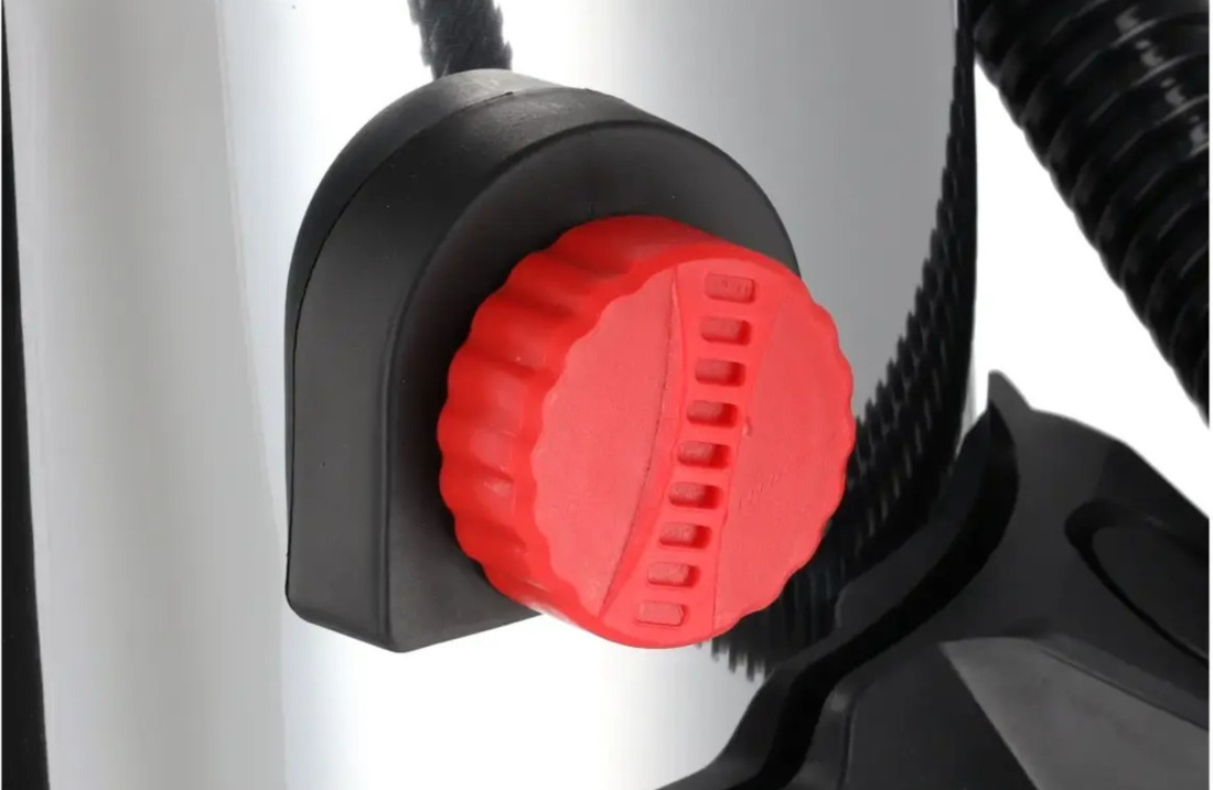 Odkurzacz przemysłowy DEDRA DED6594 Funkcja wydmuchu szczeliny przestrzenie za meblami małych zakamarków