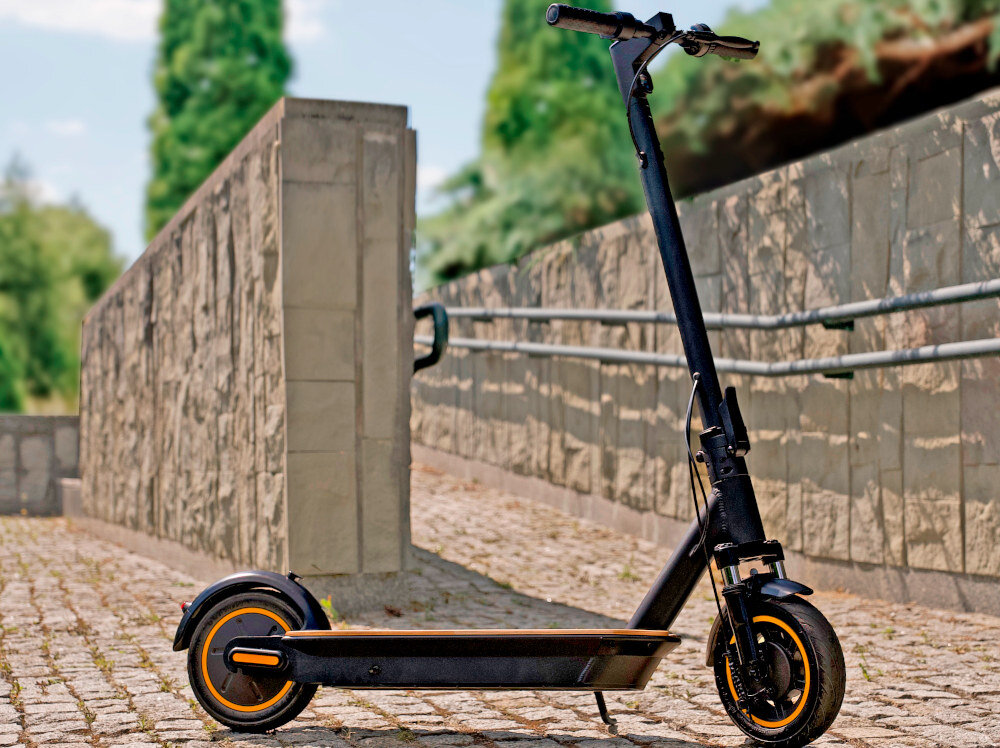 Hulajnoga elektryczna X-Rider M10 Czarny wyswietlacz LCD minimalistyczna kierownica uchwyty pokryte antyposlizgowa powloka