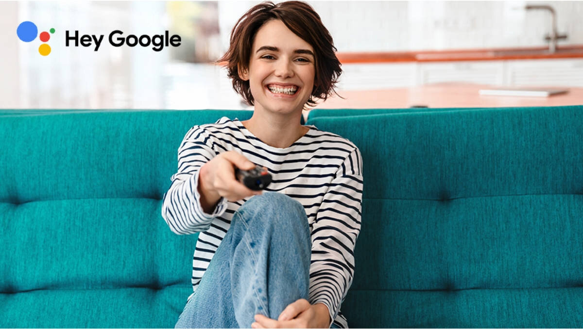 SHARP 65HP5765E sterowanie telewizorem głosem zmieniać kanały, wyszukiwać filmy, seriale - kobieta z pilotem od telewizora - pilot w ręku kobiety