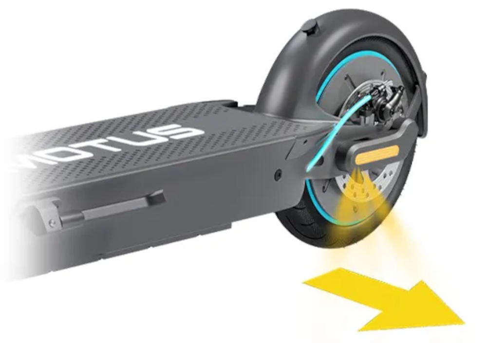 Hulajnoga elektryczna MOTUS Scooty 10 Gen 6 65km 350W 10 cali Szary zbliżenie na tylne koło strzałki pokazujące kierunek skrętu przednie i tylne światła z czujnikiem zmierzchu włączają się samodzielnie bezpieczeństwo kierunkowskazy bezpieczna jazda świetlna strzałka na nawierzchni