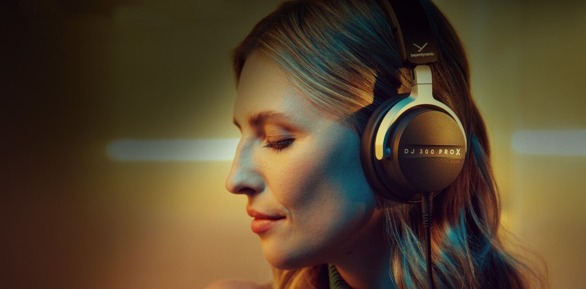 Słuchawki nauszne BEYERDYNAMIC DJ 300 Pro X Club - Pełna kontrola dźwięku, technologia akustyczna, System tłumienia hałasu, osoba z założonymi słuchawkami nausznymi