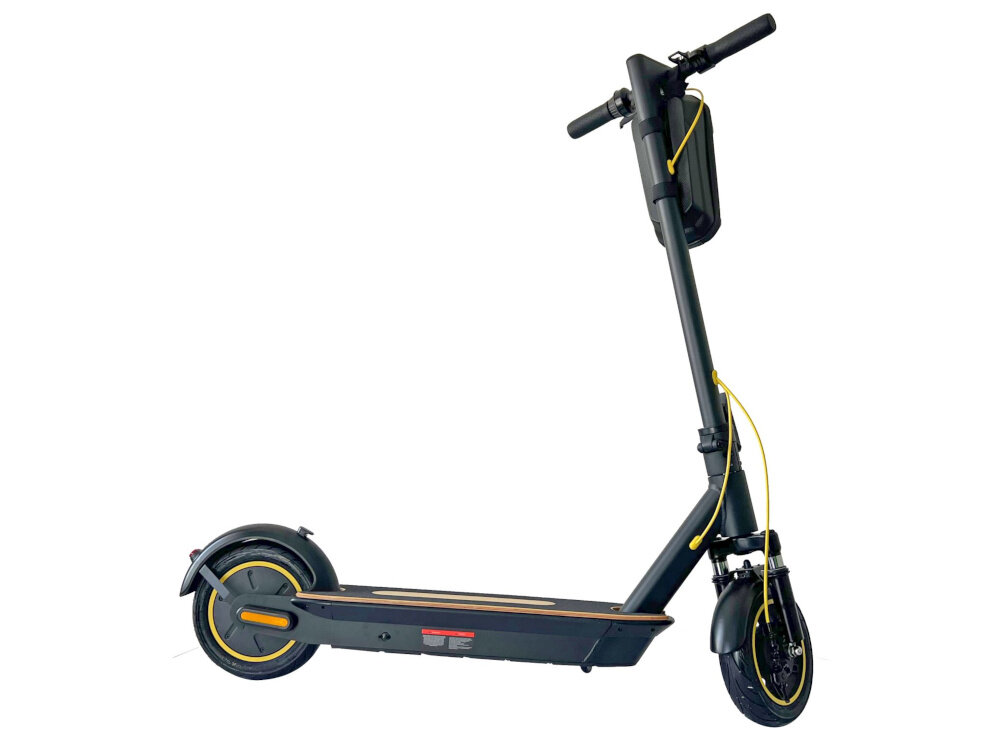 Hulajnoga elektryczna XRIDER M10 ME 65km 500W Amortyzacja 10 cali Czarny hulajnoga na białym tle widoczna z boku rama z aluminium lekkość sztywność wytrzymałość aluminiowa konstrukcja odporna na korozję