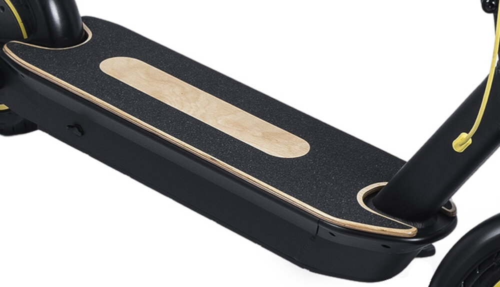 Hulajnoga elektryczna XRIDER M10 ME 65km 500W Amortyzacja 10 cali Czarny zbliżenie na podest podest z wysokiej jakości drewna pewne oparcie i trwałość na lata Aatypoślizgowa powierzchnia trwałość i stabilność maksymalne obciążenie do 120 kg