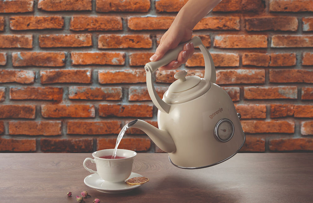 Czajnik GORENJE K17CLIN Maksymalny aromat z wysokiej jakości stali nierdzewnej  ergonomiczny uchwyt pokryty tworzywem sztucznym ochrona Stylowy „dzióbek” o klasycznym kształcie