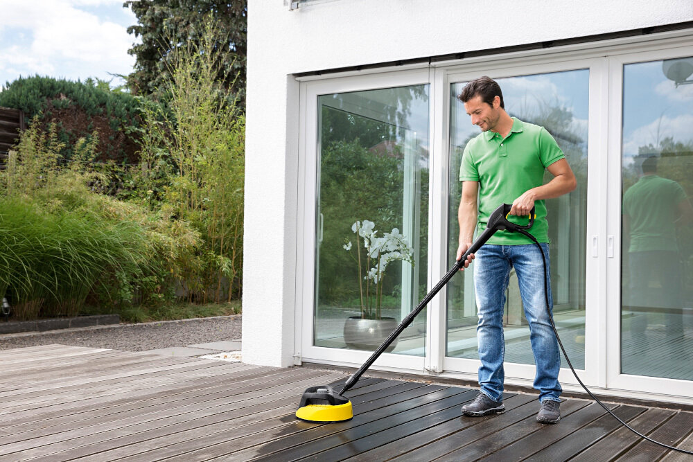Szczotka KARCHER T-Racer T 350 2.643-252.0 obudowa skutecznie chroni operatora i otoczenie przed rozpryskami wody manewrowanie jest łatwiejsze z wysokiej jakości materiałów