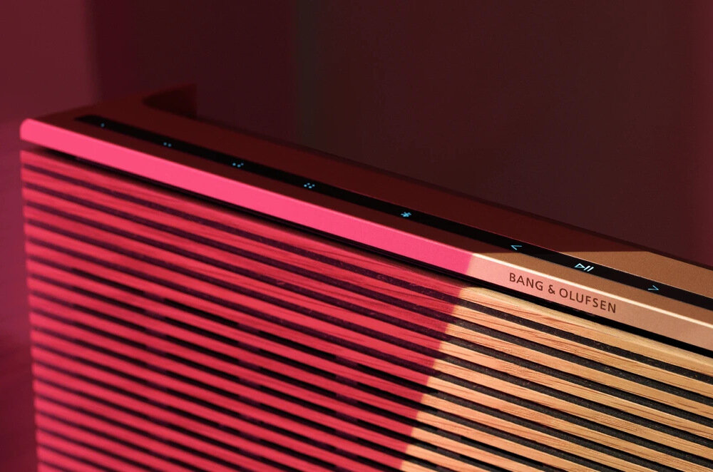 Głośnik multiroom BANG & OLUFSEN Beosound Level Złoty dźwięk wysoka jakość brzmienie łączność połączenie ładowanie wizualne aplikacja  