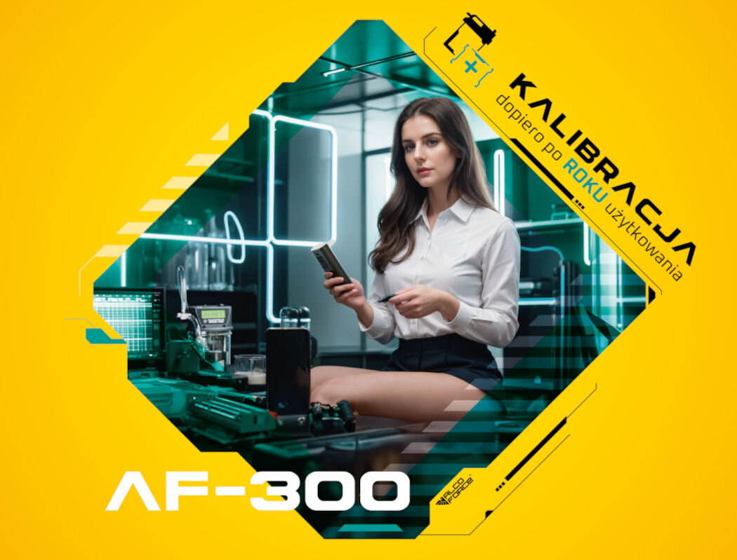 Alkomat ALCOFORCE AF-300 grafika przedstawiona na żółtym tle kobieta siedząca przy biurku trzyma alkomat w ręku kalibracja po ok roku