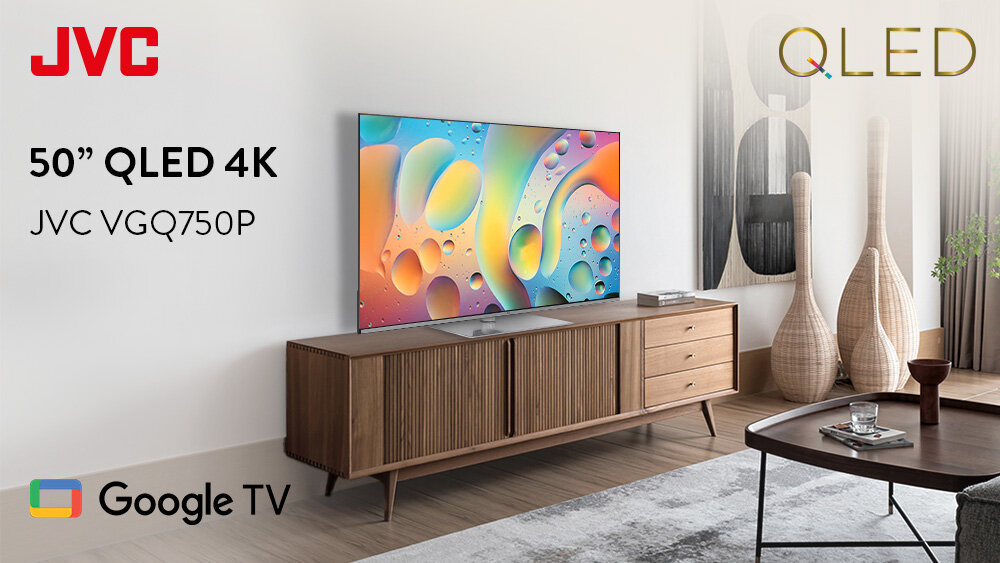 Telewizor JVC LT-50VGQ750P QLED Google TV designerski wygląd nowoczesne wnętrze, telewizor stojący na komodzie w pomieszczeniu