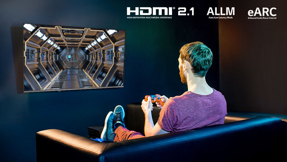 Telewizor JVC LT-50VGQ750P HDMI 2.1 eARC ALLM gry tryb, osoba siedząca na fotelu grająca w grę wideo na telewizorze