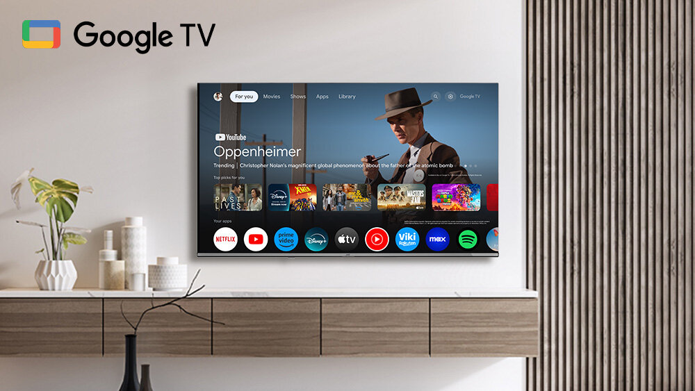 Telewizor JVC LT-50VGQ750P Google TV spersonalizowana rozrywka aplikacje streaming, telewizor zawieszony na ścianie w pomieszczeniu