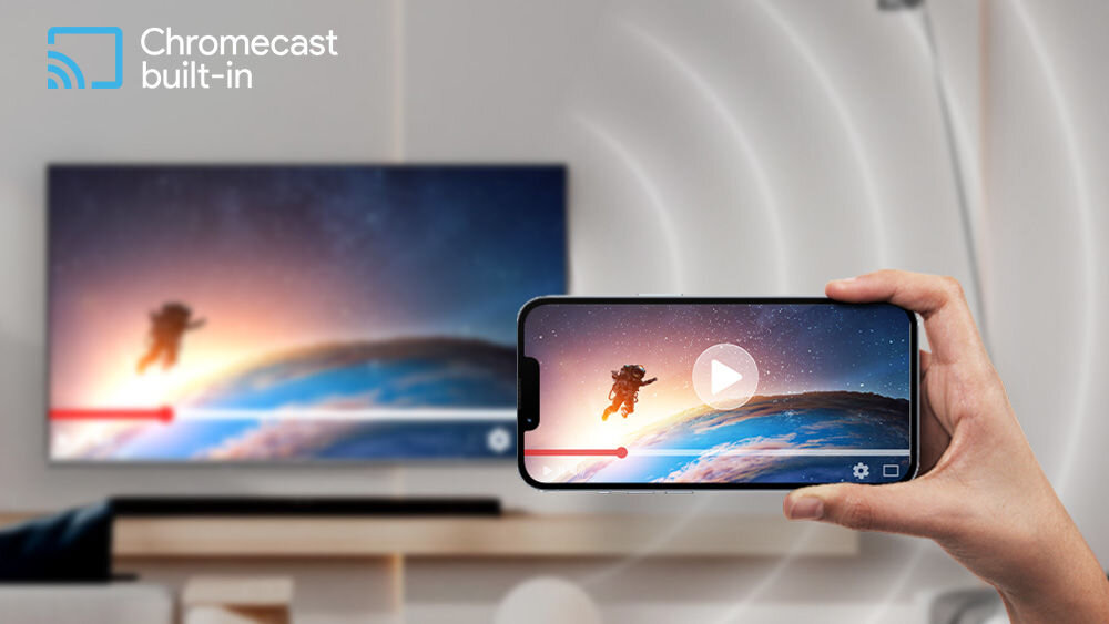 Telewizor JVC LT-50VGQ750P Chromecast zdjęcia filmy muzyka przesyłanie ekran, smartfon trzymany w ręku, telewizor zawieszony na ścianie