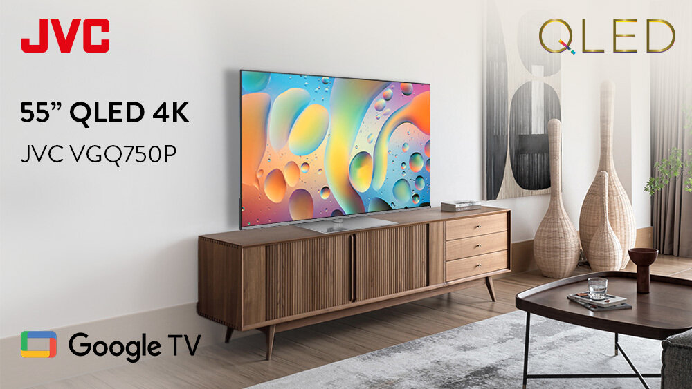 Telewizor JVC LT-55VGQ750P QLED Google TV designerski wygląd nowoczesne wnętrze, telewizor stojący na komodzie w pomieszczeniu