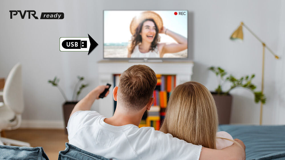 Telewizor JVC LT-55VGQ750P PVR nagrywanie programy USB, osoby siedzące na kanapie oglądające telewizje