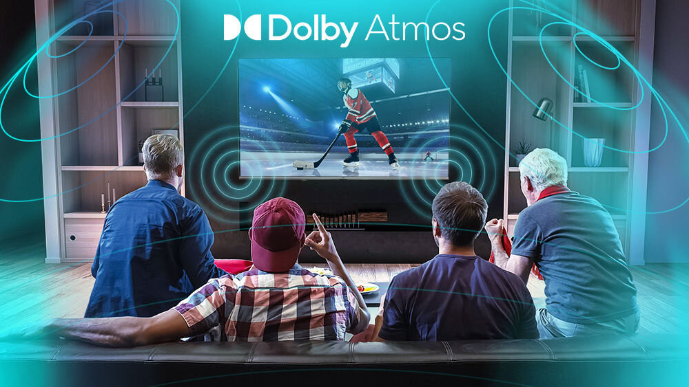 Telewizor JVC LT-55VGQ750P Dolby Atmos dźwięk przestrzenny głośniki, osoby siedzące na kanapie oglądające mecz hokeja