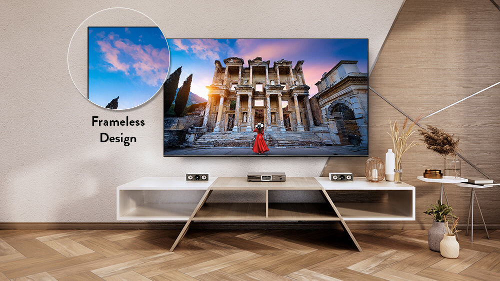 Telewizor JVC LT-65VG7500 bezramkowy design smukły stylowy ekran wnętrza, telewizor zawieszony na ścianie w pomieszczeniu