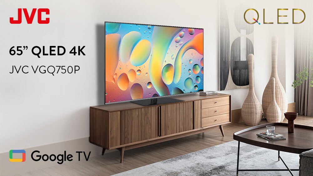 Telewizor JVC LT-65VGQ750P QLED Google TV designerski wygląd nowoczesne wnętrze, telewizor stojący na komodzie w pomieszczeniu