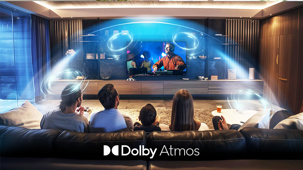Telewizor JVC LT-43VG7500 Dolby Atmos dźwięk przestrzenny głośniki subwoofer realizm, osoby siedzace na kanapie otoczone kopuła dźwięku