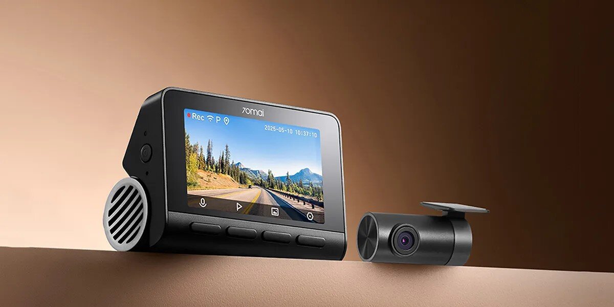 70MAI A810S kamera na brązowym tle