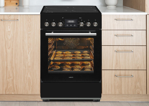 Kuchenka elektryczna z płytą ceramiczną MPM-55-KEC-41 w drewnianej zabudowie kuchennej.