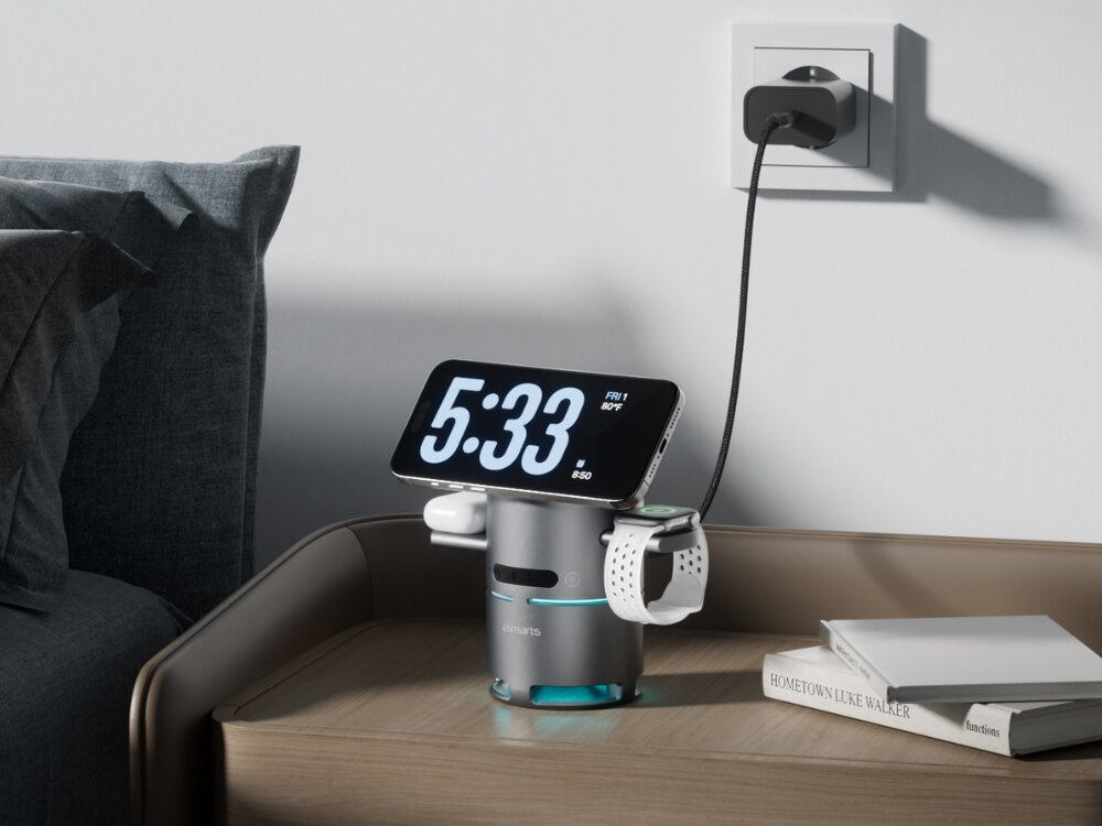 Ładowarka indukcyjna 4SMARTS ChargeBot Sound
                ładowarka indukcyjna na szafce nocnej podłączona do kontaktu