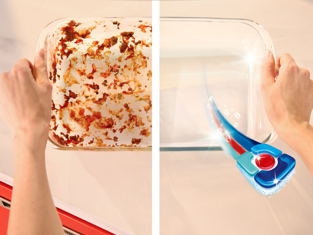 Kapsułki do zmywarki SOMAT Excellence Premium 5w1 - 42 sztuki + Puszka Porównanie przed i po myciu: lewa strona pokazuje mocno przypalone, brudne naczynie żaroodporne, a prawa to czyste, lśniące naczynie po użyciu kapsułki Somat Excellence Premium. Ilustracja skuteczności tabletek.