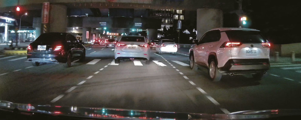 MIO MiVue 956W rozdzielczości aż 4K funkcją HDR MiVue™ 956W automatycznie rejestruje kilka klatek o różnych poziomach ekspozycji Tryb Auto HDR ustawienia sensora - obraz nocnej ulicy z autami z wideorejestratora