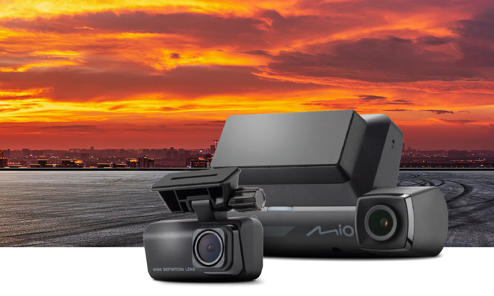 MIO MiVue 956WD - kamera na tle dynamicznej autostrady