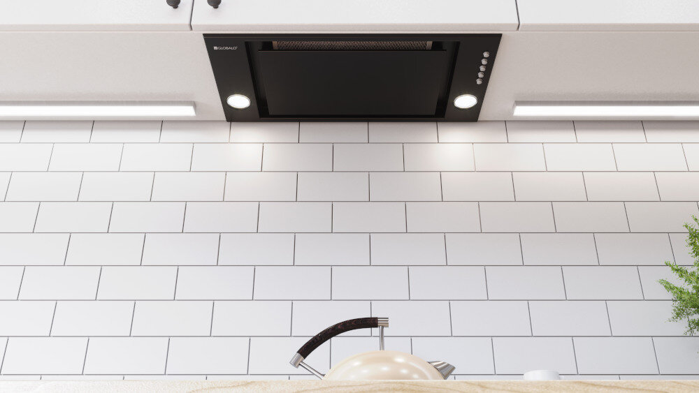 OKAP GLOBALO RETIO 60.2 BLACK Czarny okap podszafkowy Globalo zamontowany nad kuchennym blatem, w otoczeniu białych płytek metro. Na pierwszym planie widoczny czajnik i fragment rośliny oświetlenie led równomierne doświetlenie ciepłe światło energooszczędne led komfort gotowania bezpieczeństwo gotowania widoczność