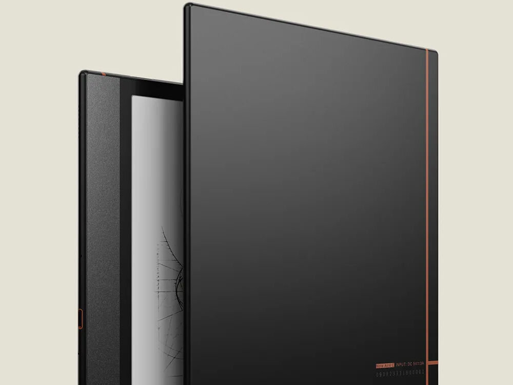 Czytnik e-booków ONYX BOOX Note Air 4 C 10.3 cala, Podświetlany ekran, Wi-Fi, Bez reklam Czarny prezentacja urządzenia od tyłu widoczny kawałek przodu na jasnym tle bateria pojemność system zarządzania energią wiele dni użytkowania regularne aktualizacje poprawa wydajności funkcjonalność