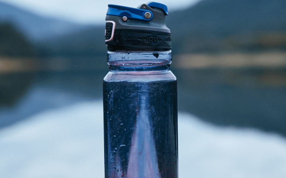 Butelka tritanowa CONTIGO Free Flow 1000 ml Niebieski  funkcjonalność estetyka pojemność 1000 ml długie wycieczki intensywne treningi codzienna aktywność materiał Tritan lekka 200 g wytrzymała odporna na stłuczenia dla osób aktywnych dużo czasu w ruchu 